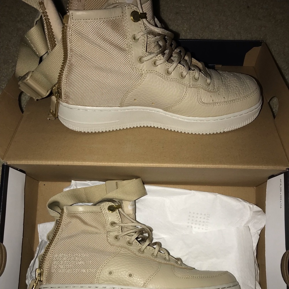BRAND NEW NIKE SF AF1 MID ( GS )